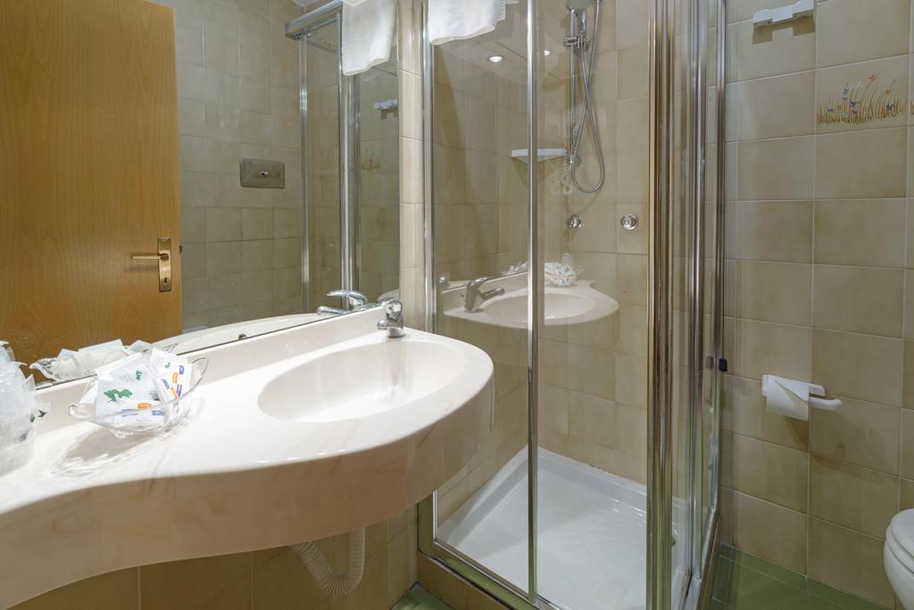 Hotel Bavaria Levico Terme Ngoại thất bức ảnh